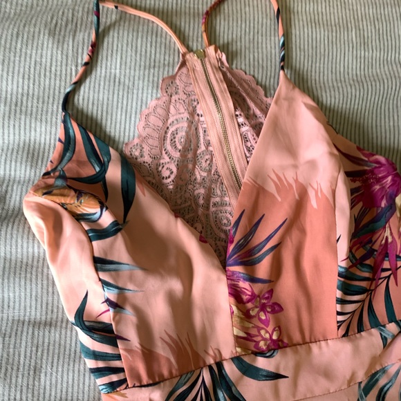 Gorgeous Windsor high low island dress with lace detail worn once Medium - Picture 2 of 4